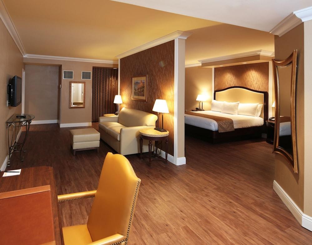 SOUTH POINT HOTEL CASINO & SPA photo 2
