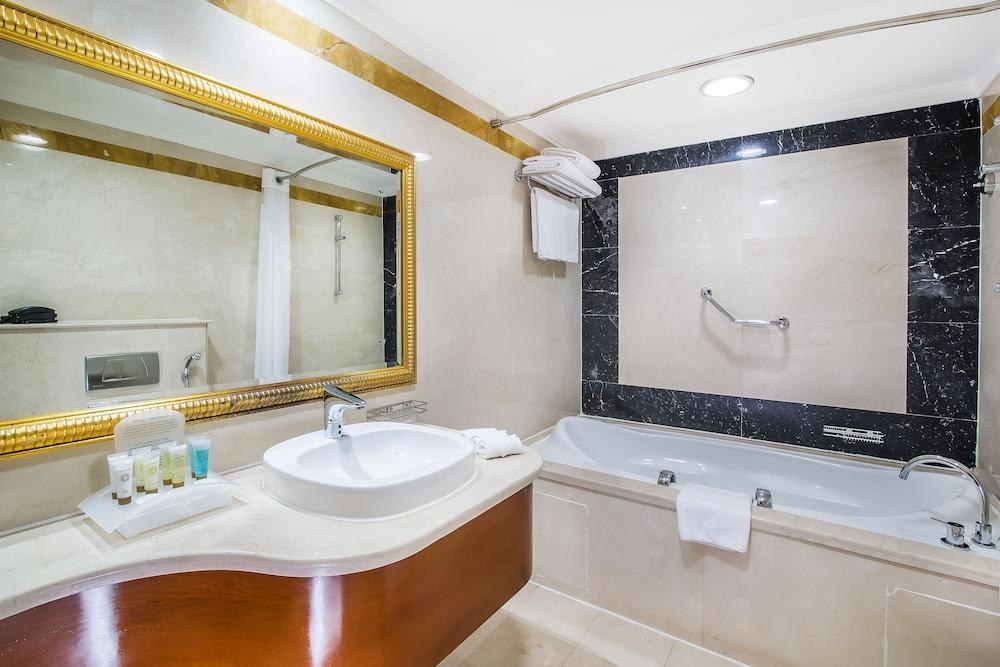 HOLIDAY INN BUR DUBAI - EMBASSY DISTRICT photo 2
