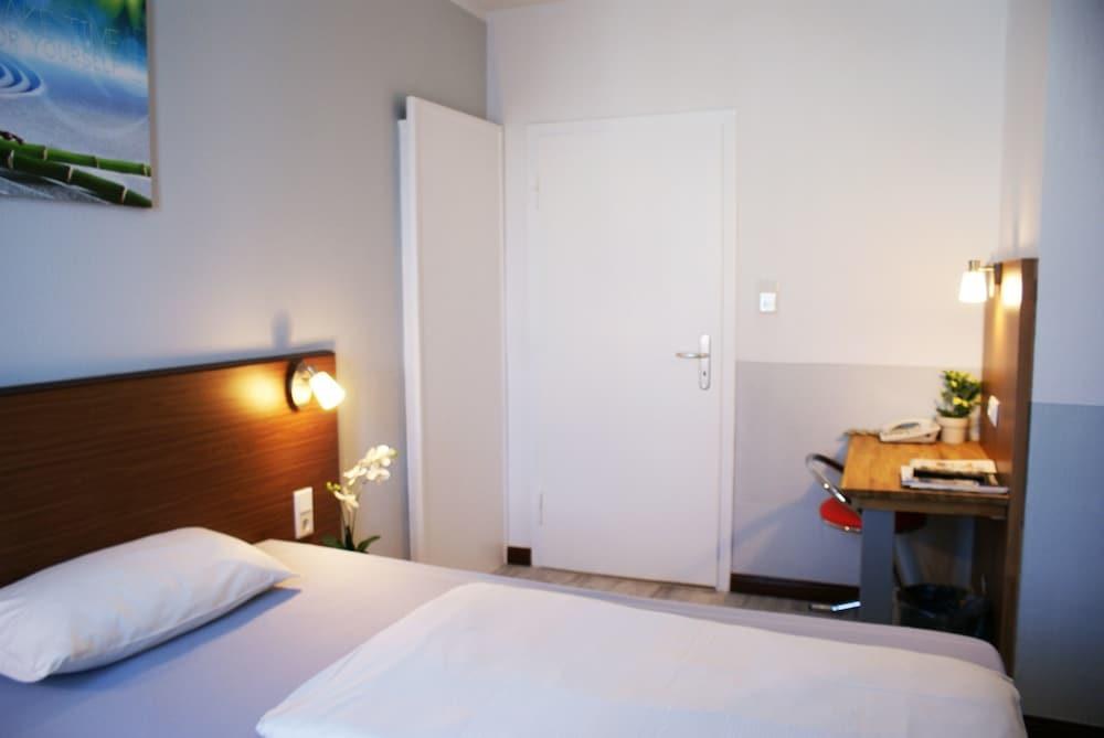 Bahn Hotel Dusseldorf photo 3