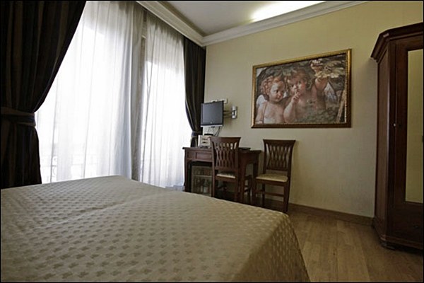 AUGUSTUS photo 2