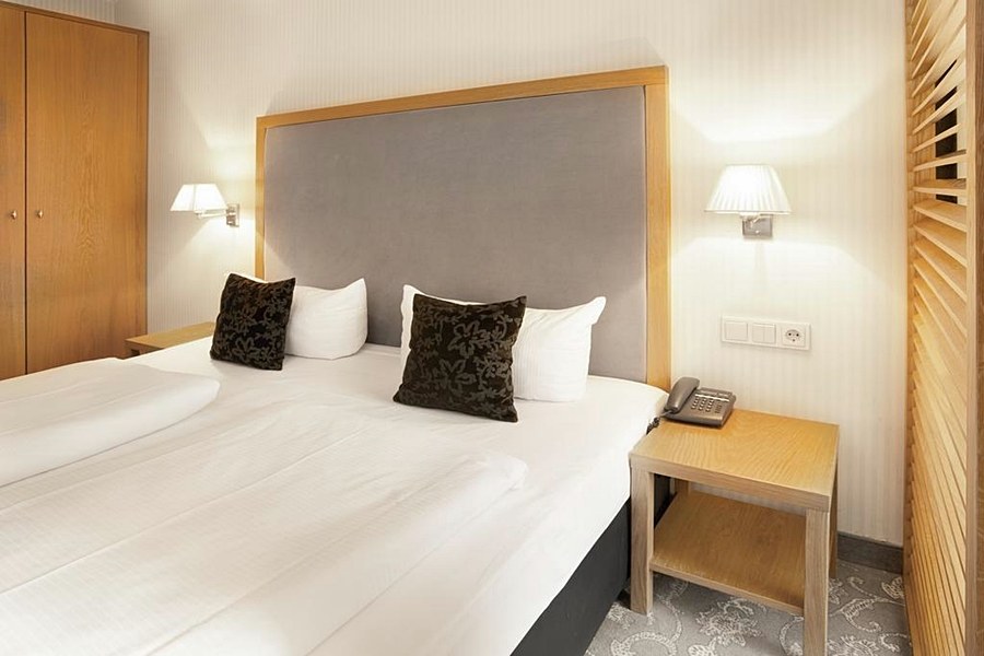 TOWNHOUSE HOTEL