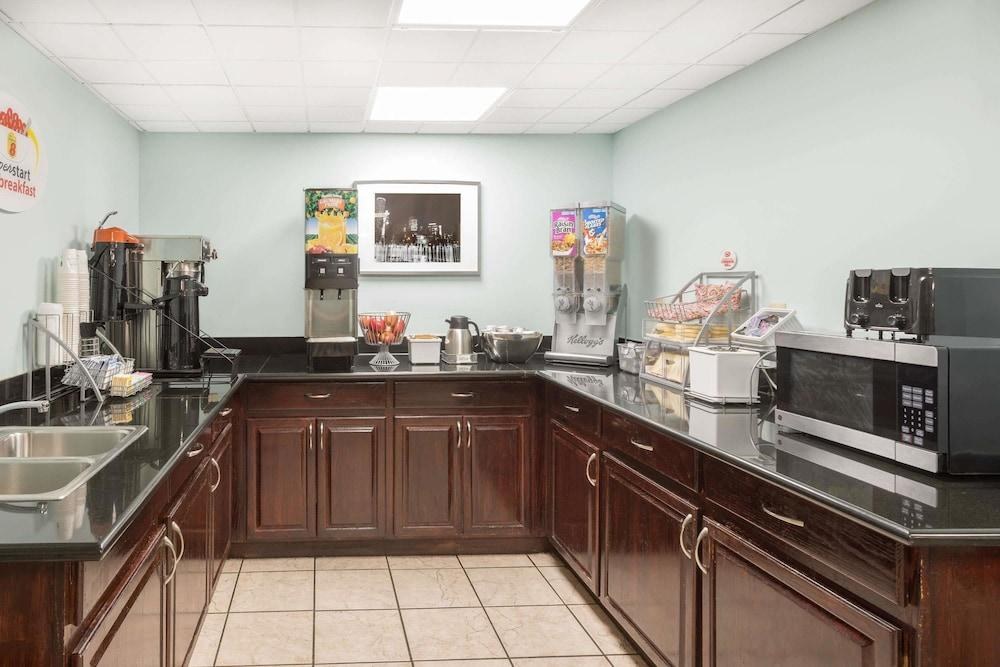Super 8 by Wyndham Decatur/Lithonia/Atl Area