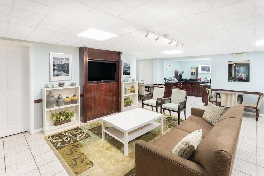 Super 8 by Wyndham Decatur/Lithonia/Atl Area photo 1