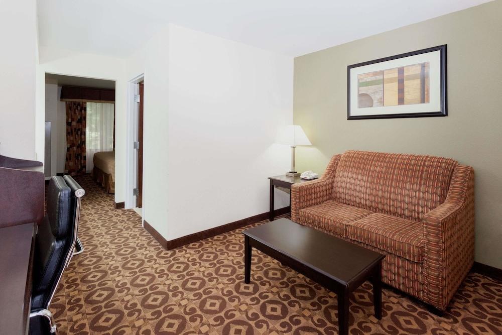 Super 8 by Wyndham Decatur/Dntn/Atlanta Area photo 2