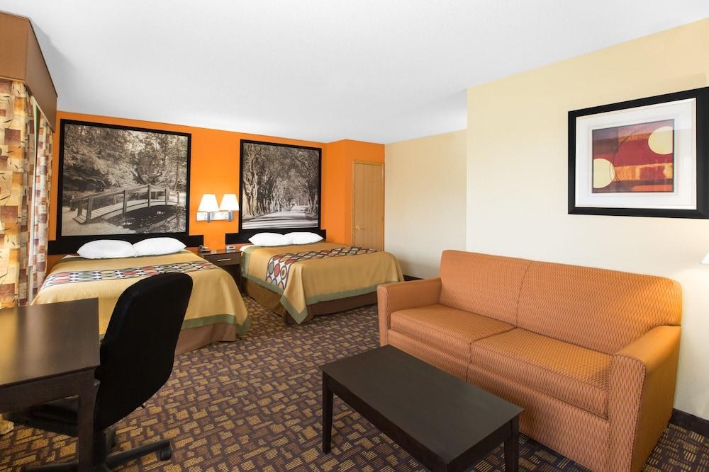 Super 8 by Wyndham Clive/W Des Moines photo 4