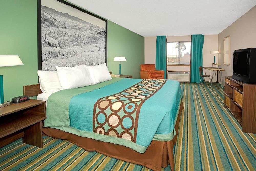 Super 8 by Wyndham Denver Stapleton photo 4