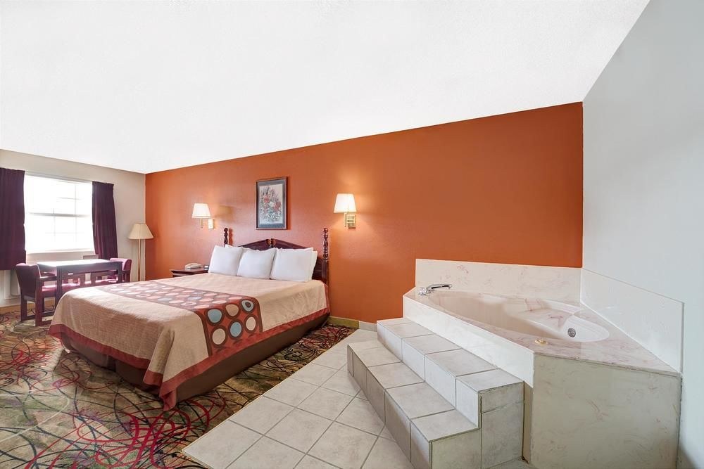 Super 8 by Wyndham Dallas South photo 1