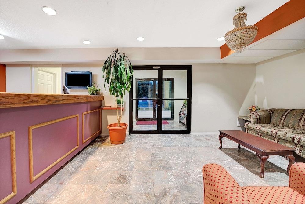 Super 8 by Wyndham Dallas South photo 2