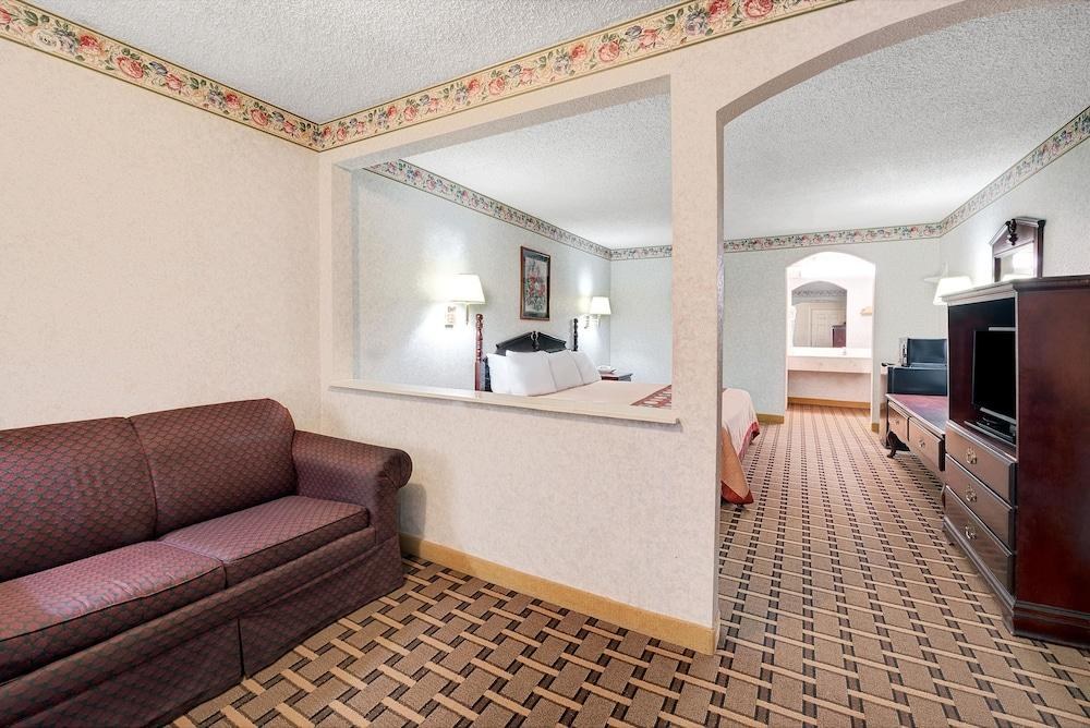 Super 8 by Wyndham Dallas South photo 4