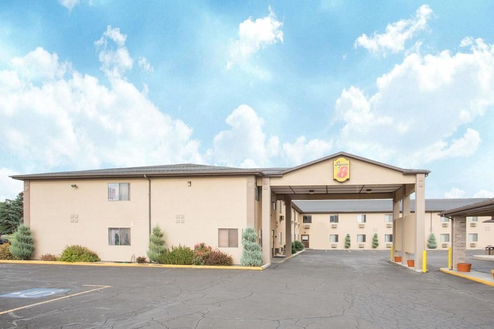Super 8 by Wyndham Elko photo 1