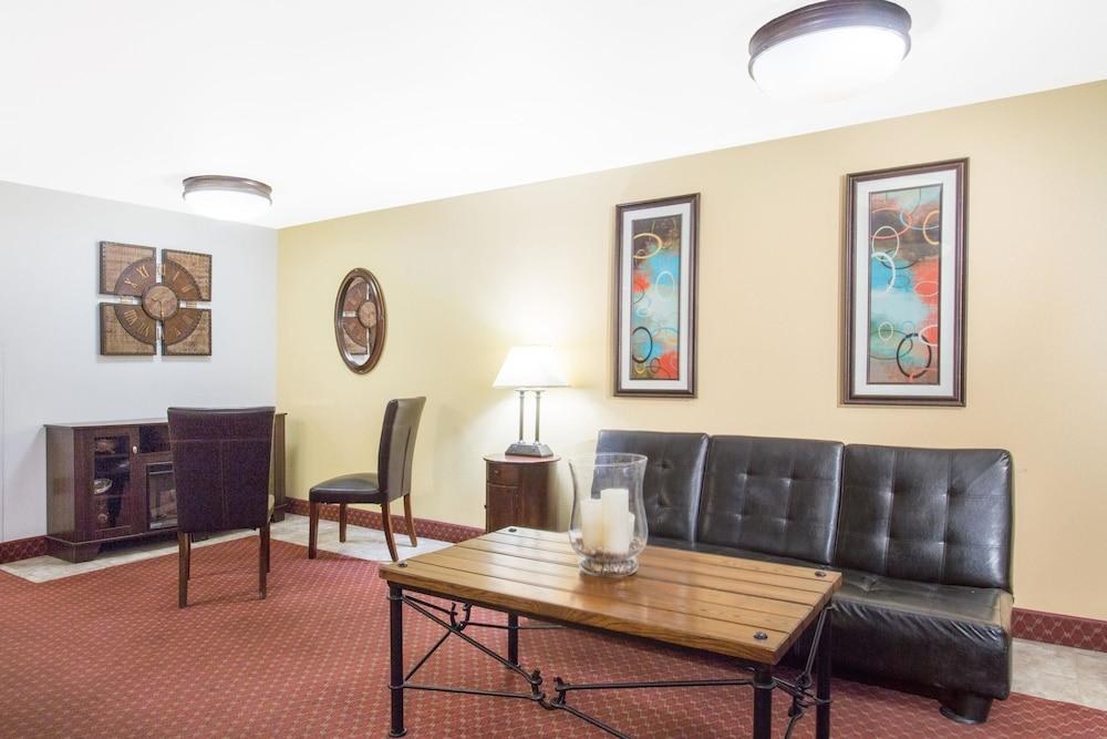 Super 8 by Wyndham Elko photo 2