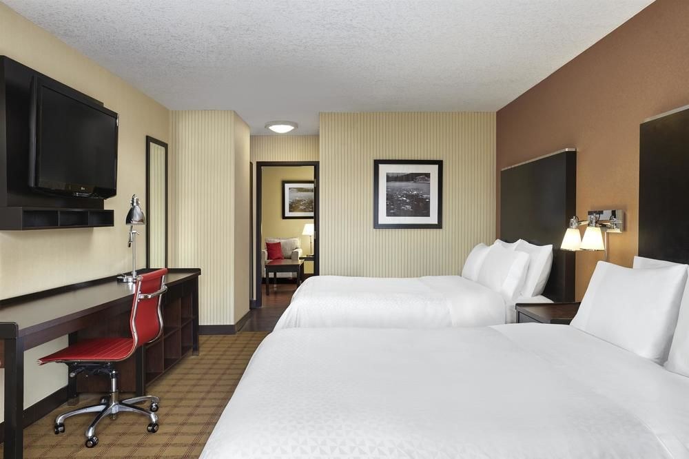 FOUR POINTS BY SHERATON HOTEL  SUITES CALGARY WEST photo 2