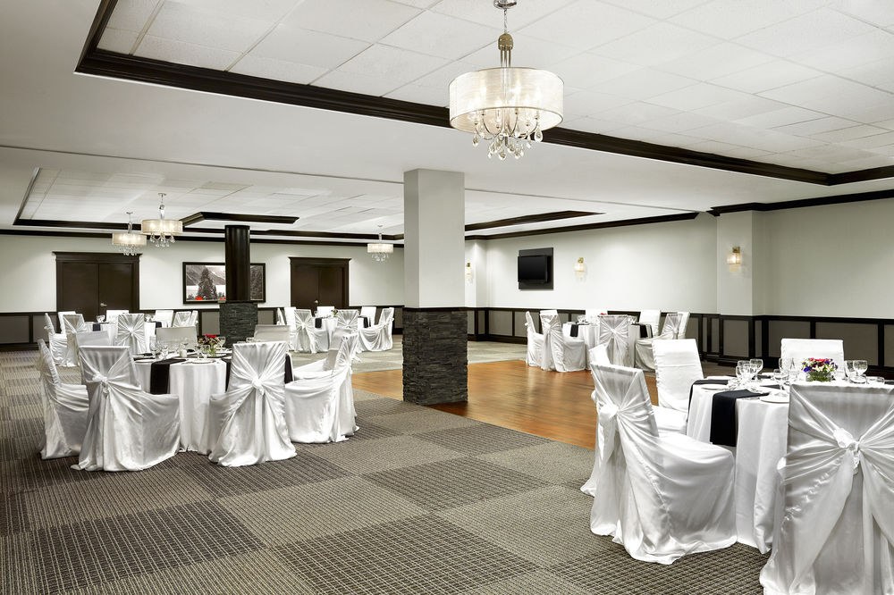 FOUR POINTS BY SHERATON HOTEL  SUITES CALGARY WEST photo 4