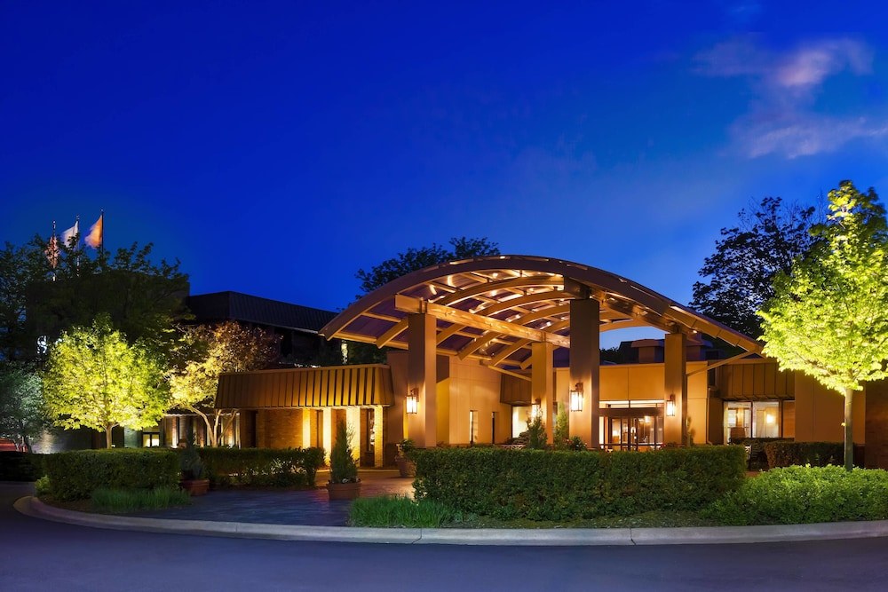 SHERATON MILWAUKEE BROOKFIELD HOTEL