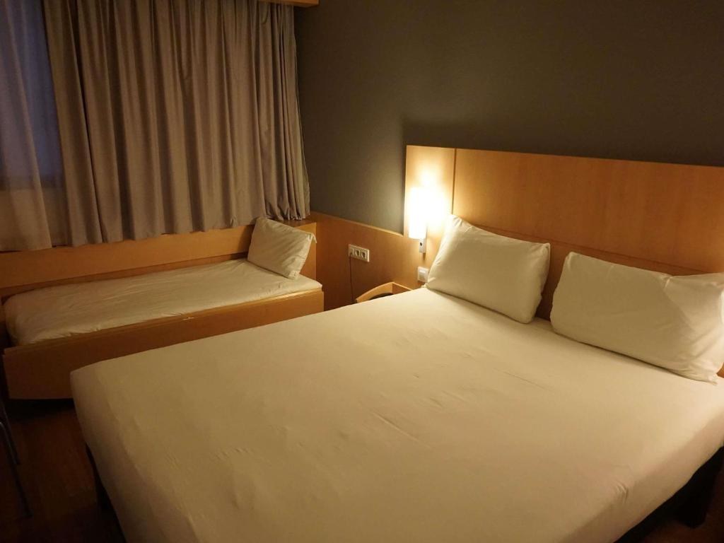 IBIS GIRONA photo 2
