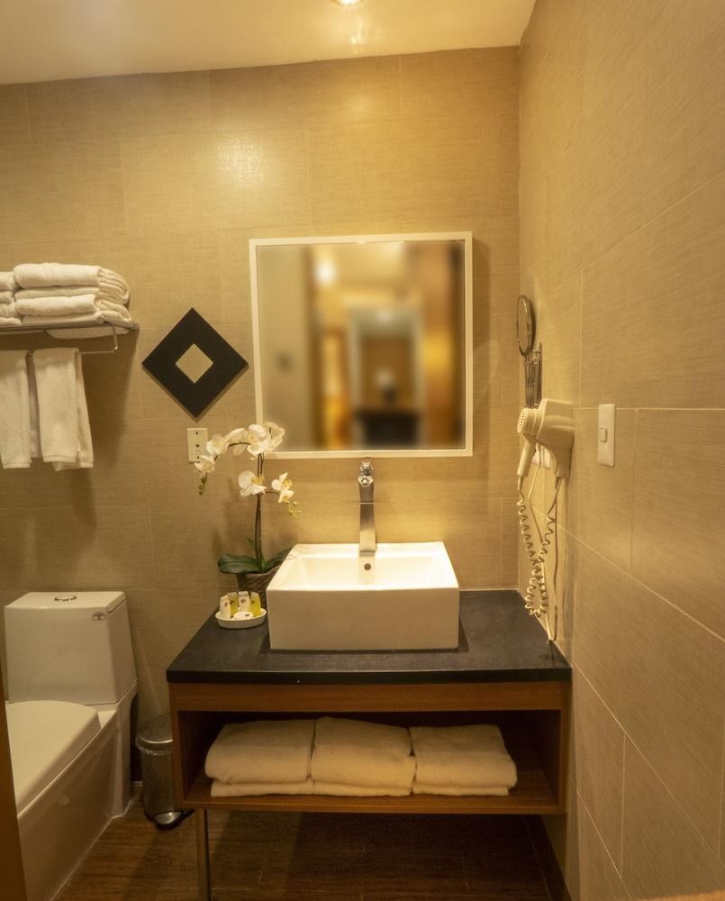 WESTON SUITES photo 3
