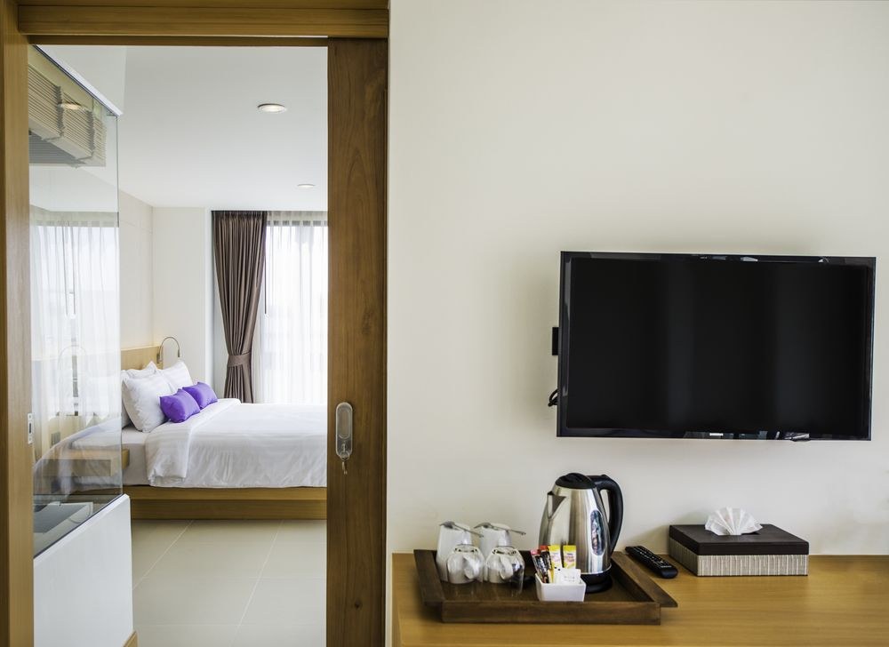 THE LUNAR PATONG photo 1