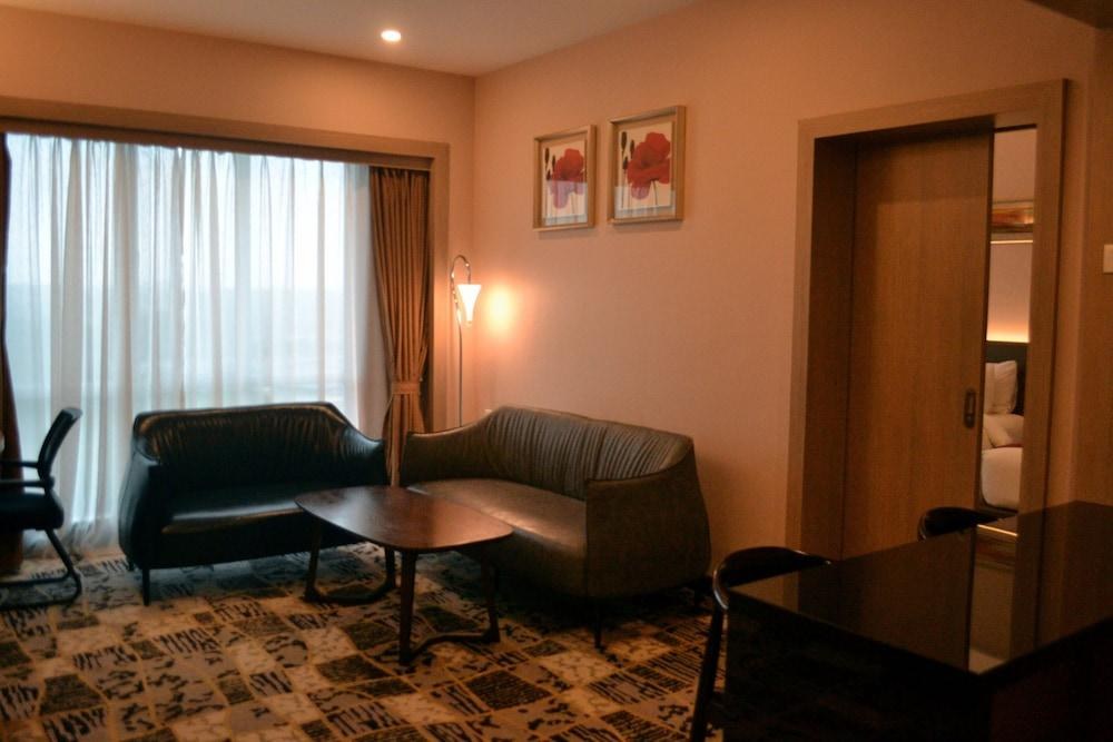 V8 HOTEL photo 2