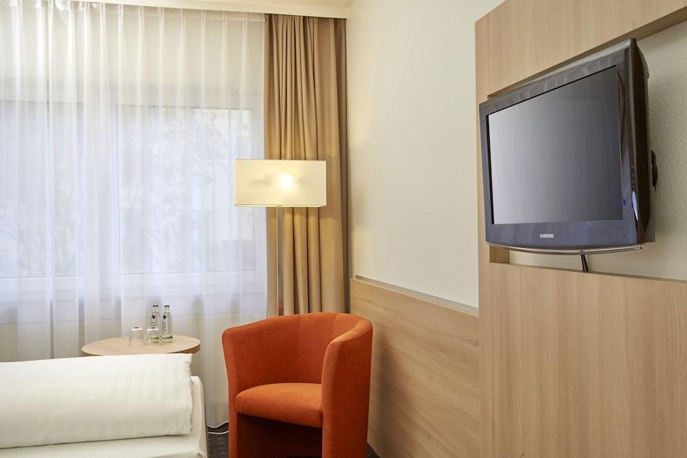H+ HOTEL DARMSTADT photo 2