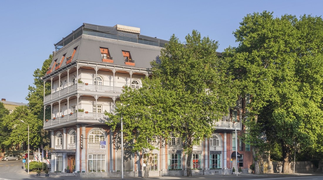 RIVER SIDE HOTEL