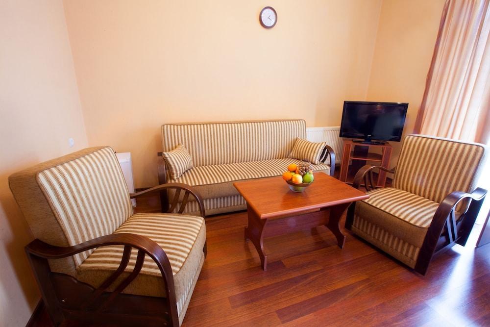 Aristocrat Hotel photo 4