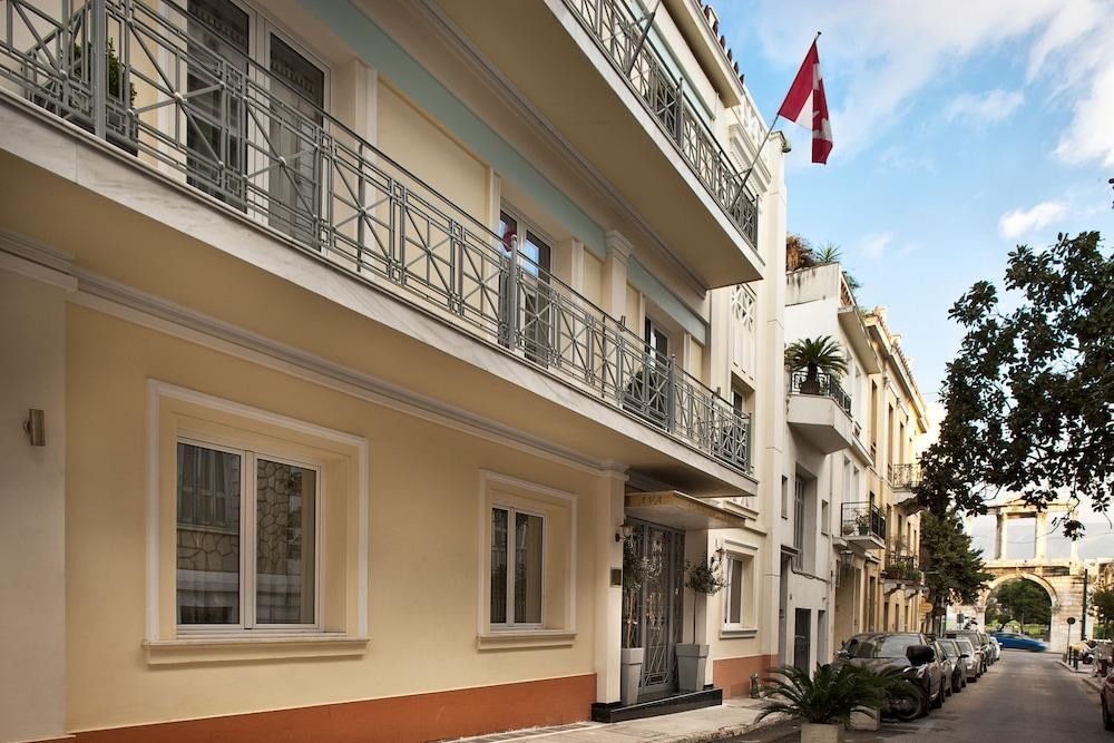 AVA HOTEL AND SUITES photo 2