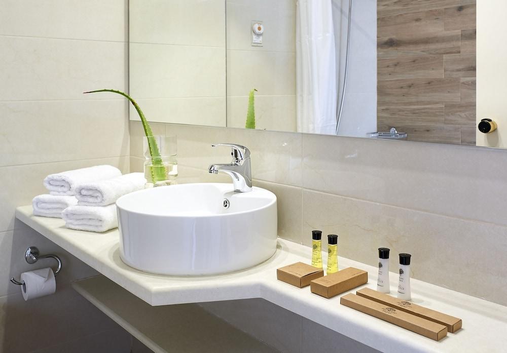 MALIA BAY BEACH HOTEL & BUNGALOWS photo 2