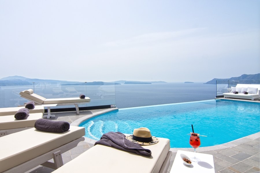 SANTORINI SECRET SUITES & SPA