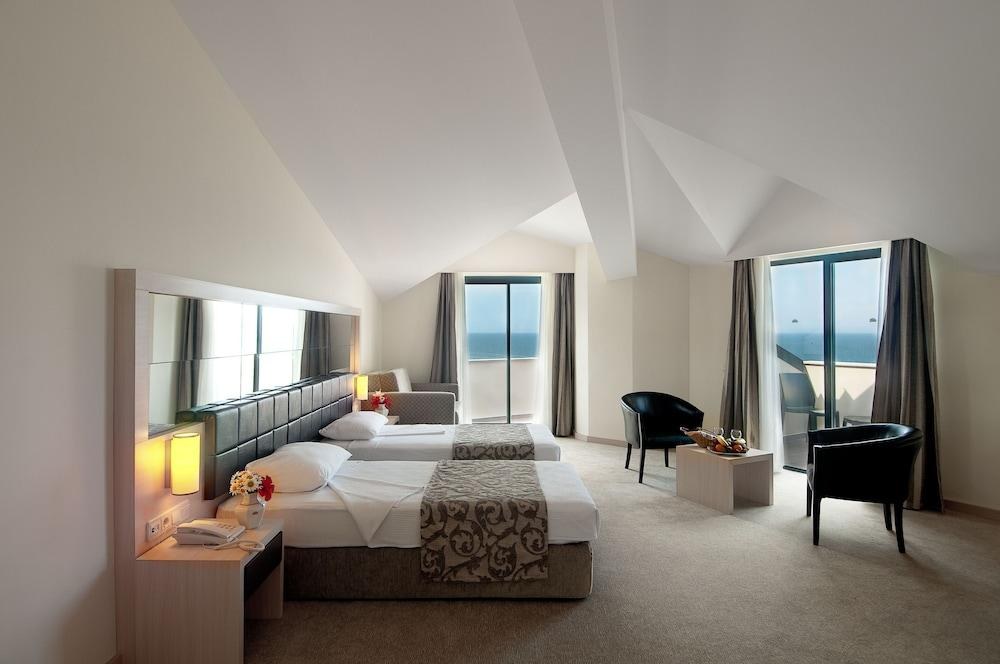 HOTEL GOLDEN LOTUS photo 2