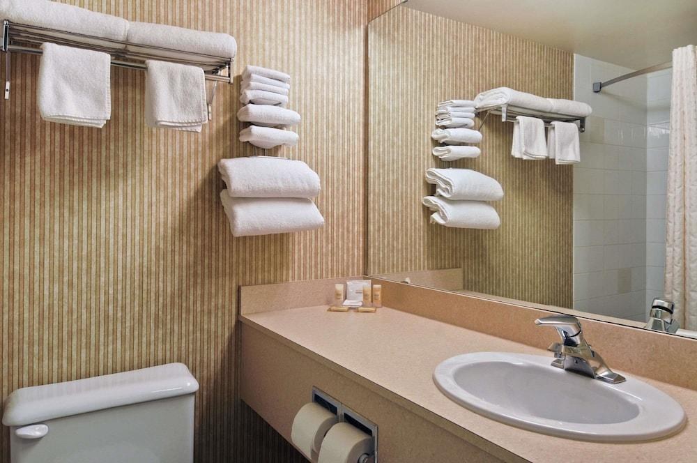 Days Inn by Wyndham Saskatoon photo 2