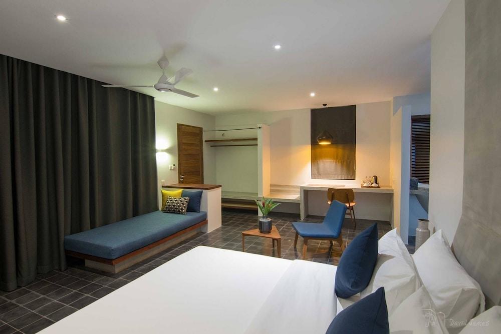Hillocks Hotel & Spa photo 2