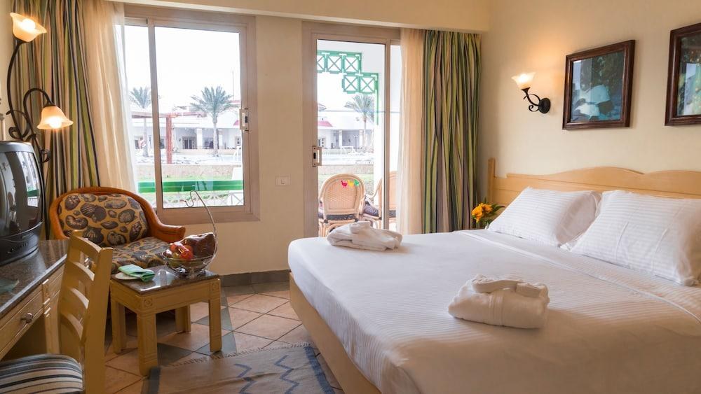 CORAL BEACH TIRAN RESORT photo 2