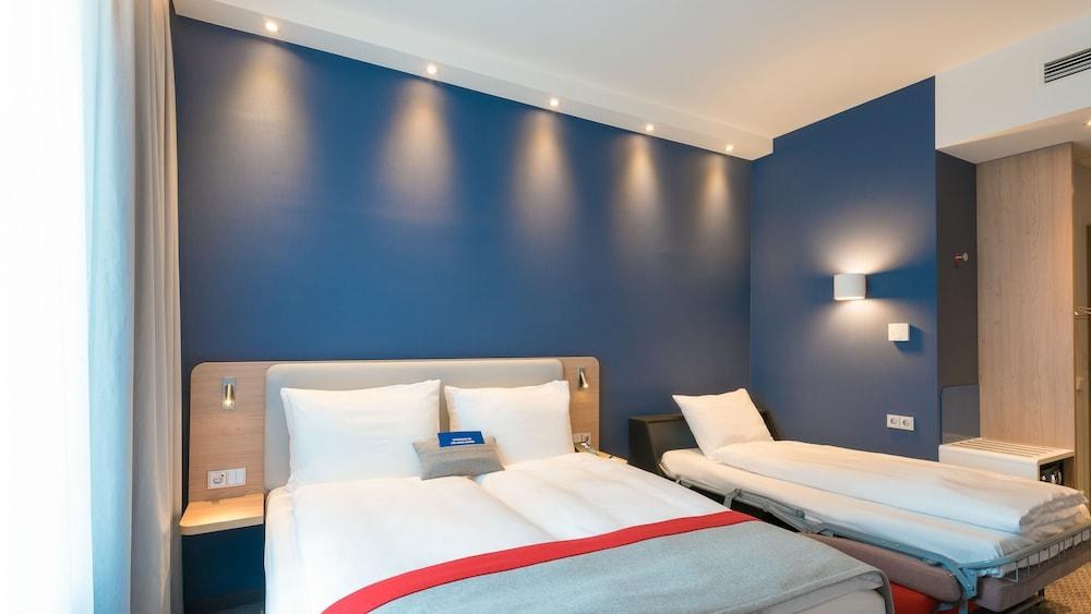 HOLIDAY INN EXPRESS MUNICH CITY WEST photo 2