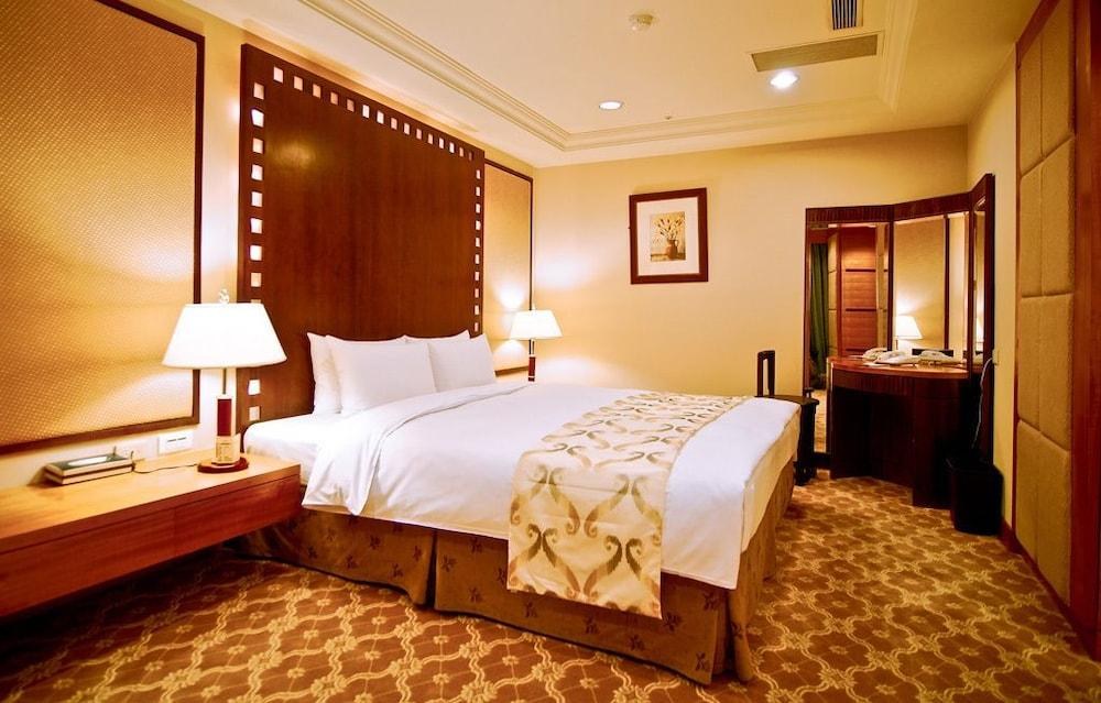 Monarch Plaza Hotel photo 2