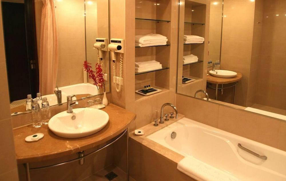 Monarch Plaza Hotel photo 3