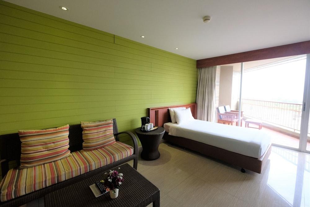 Long Beach Cha Am Hotel