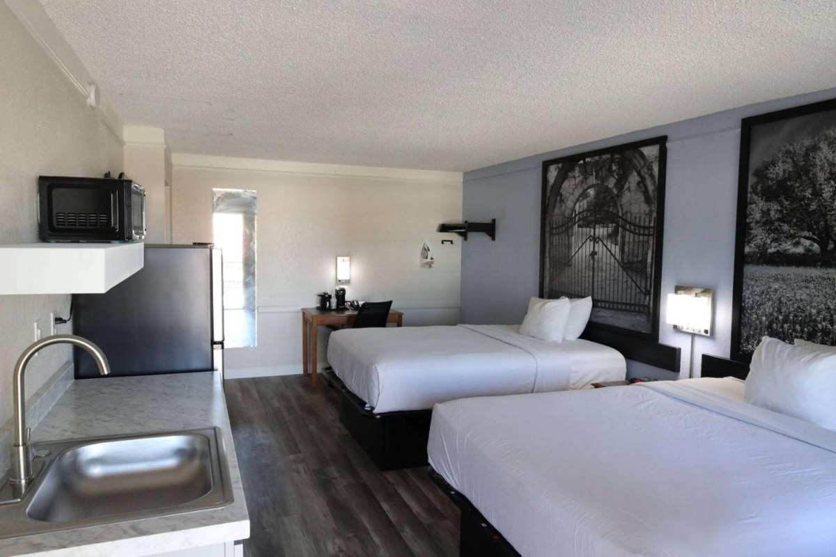 Super 8 by Wyndham Austin South / I-35 photo 1