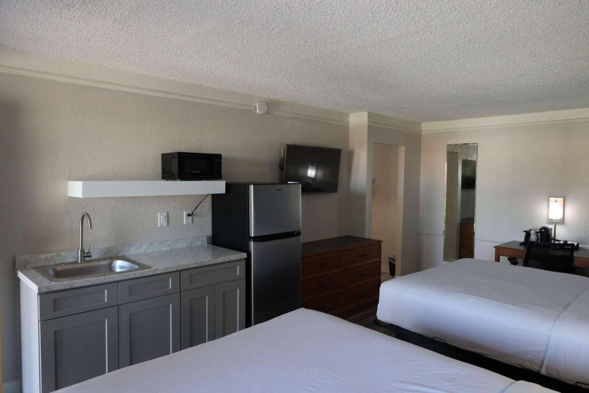 Super 8 by Wyndham Austin South / I-35 photo 2