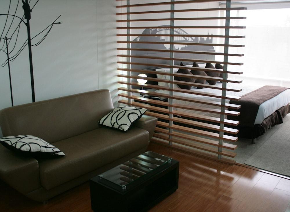 Hotel Regency Suites La Feria photo 2