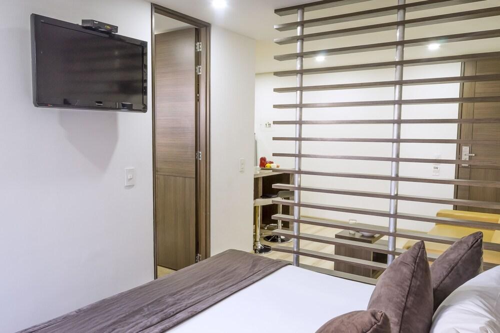 Hotel Regency Suites La Feria photo 3