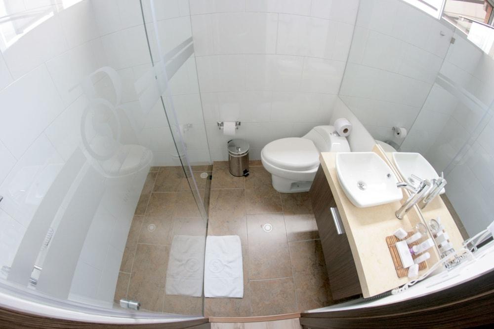 Hotel Regency Suites La Feria photo 4