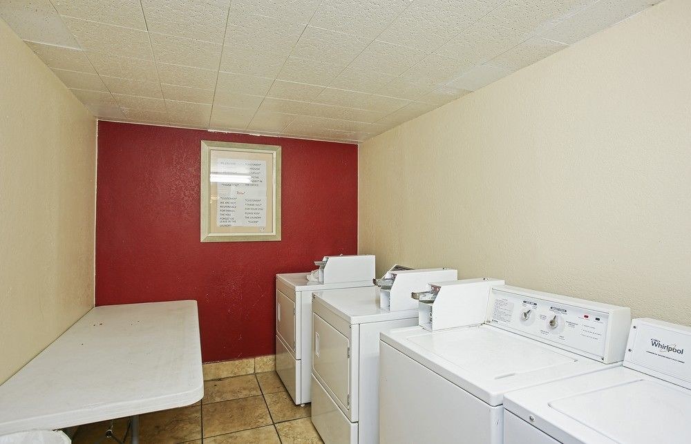Red Roof Inn North Dallas - Park Central photo 2
