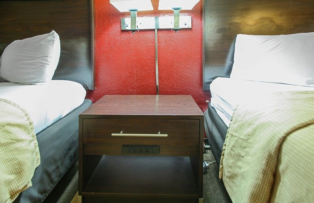 Red Roof Inn North Dallas - Park Central photo 3