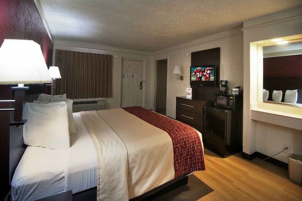 Red Roof Inn North Dallas - Park Central photo 4