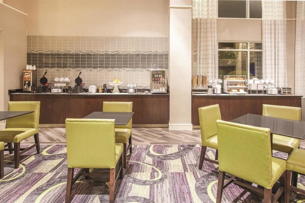 La Quinta Inn & Suites by Wyndham Fort Worth North photo 4