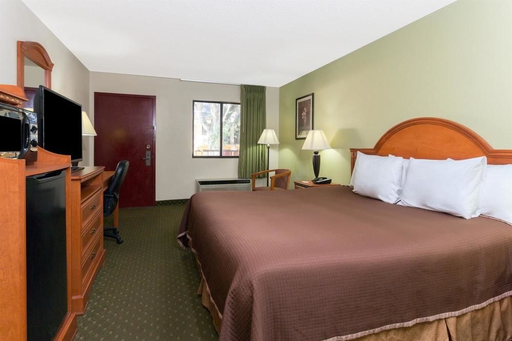 Howard Johnson by Wyndham Tallahassee photo 1