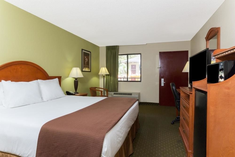 Howard Johnson by Wyndham Tallahassee photo 2