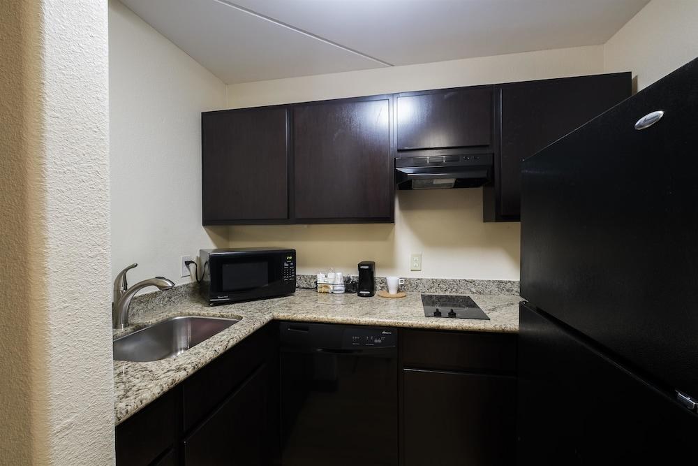 RED ROOF INN PLUS+ HOUSTON - ENERGY CORRIDOR photo 4