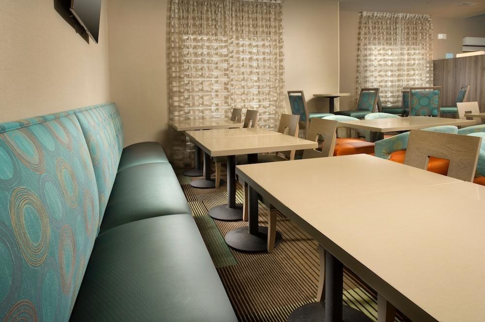 Holiday Inn Express & Suites DFW - Grapevine by IHG photo 2