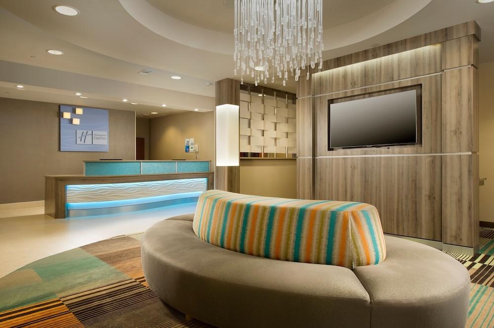 Holiday Inn Express & Suites DFW - Grapevine by IHG photo 3